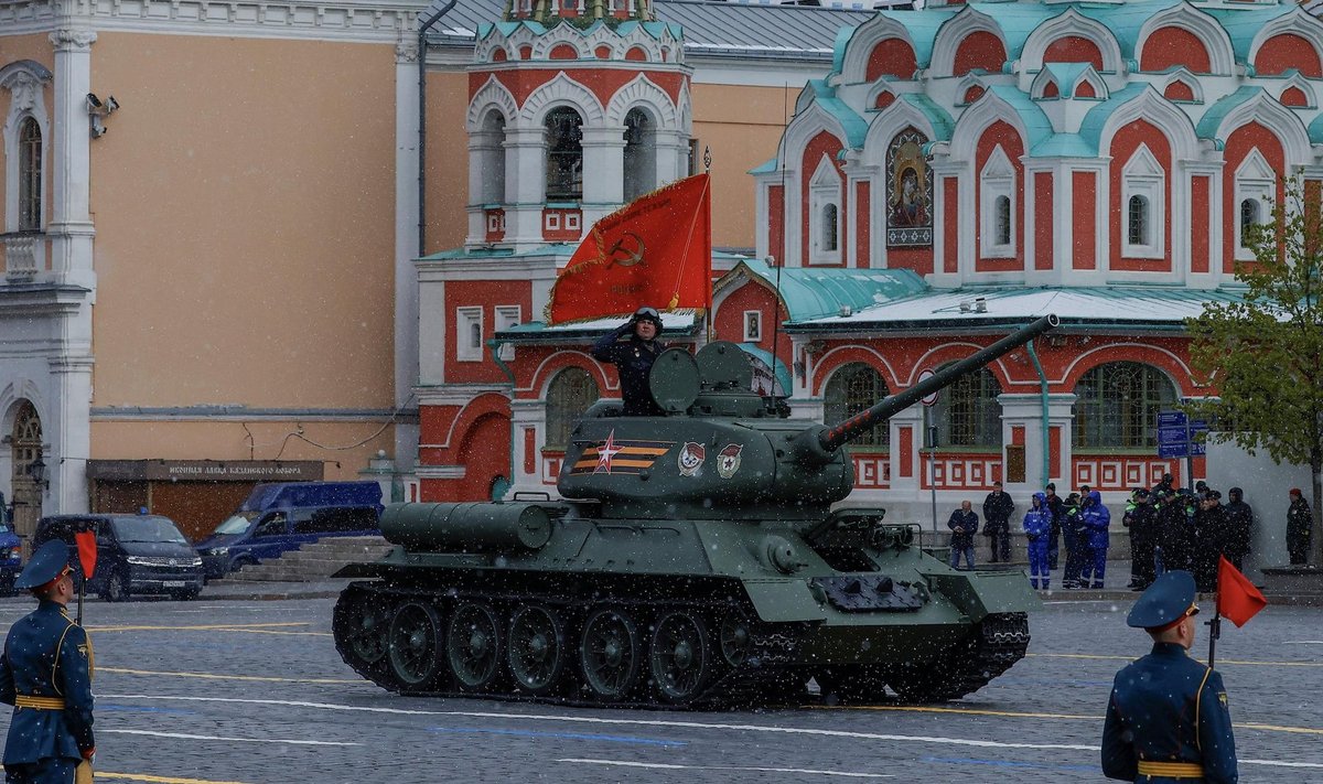 Per Putino paradą Maskvoje pasirodė vos vienas tankas