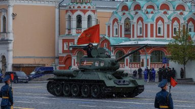 Per Putino paradą Maskvoje pasirodė vos vienas tankas