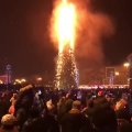 Naujieji metai Južno Sachalinske prasidėjo liūdnai: sudegė pagrindinė miesto eglė