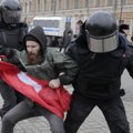 Rusijoje prieš V. Putiną protestavę demonstrantai nuteisti mėnesiui kalėjimo