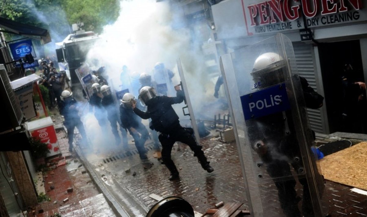 Stambule policija ašarinėmis dujomis vaikė Gegužės 1-osios demonstraciją