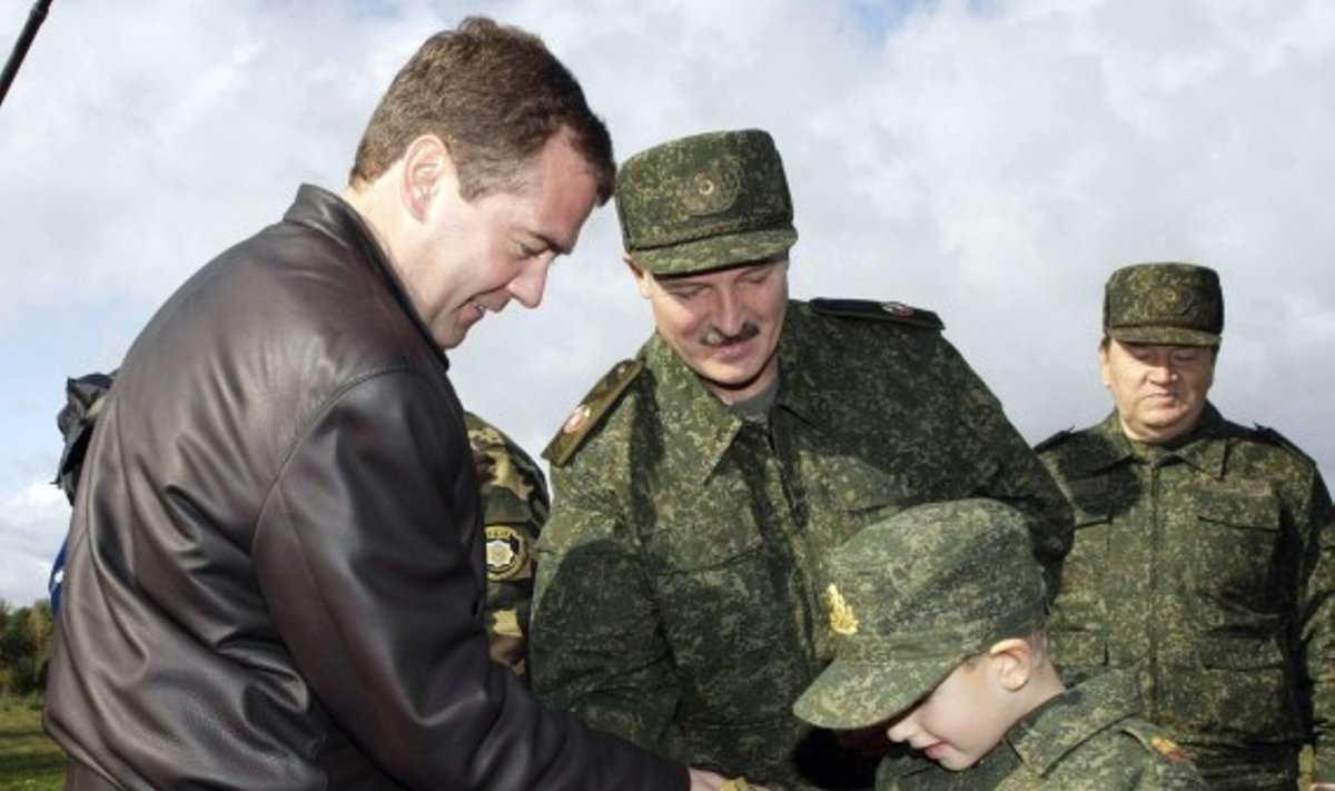 Сын А.Лукашенко Коля показывает свой пистолет