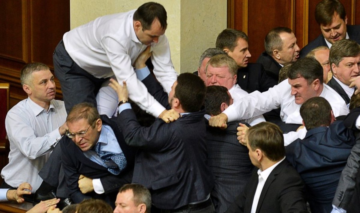 Ukrainos parlamente kilo deputatų muštynės