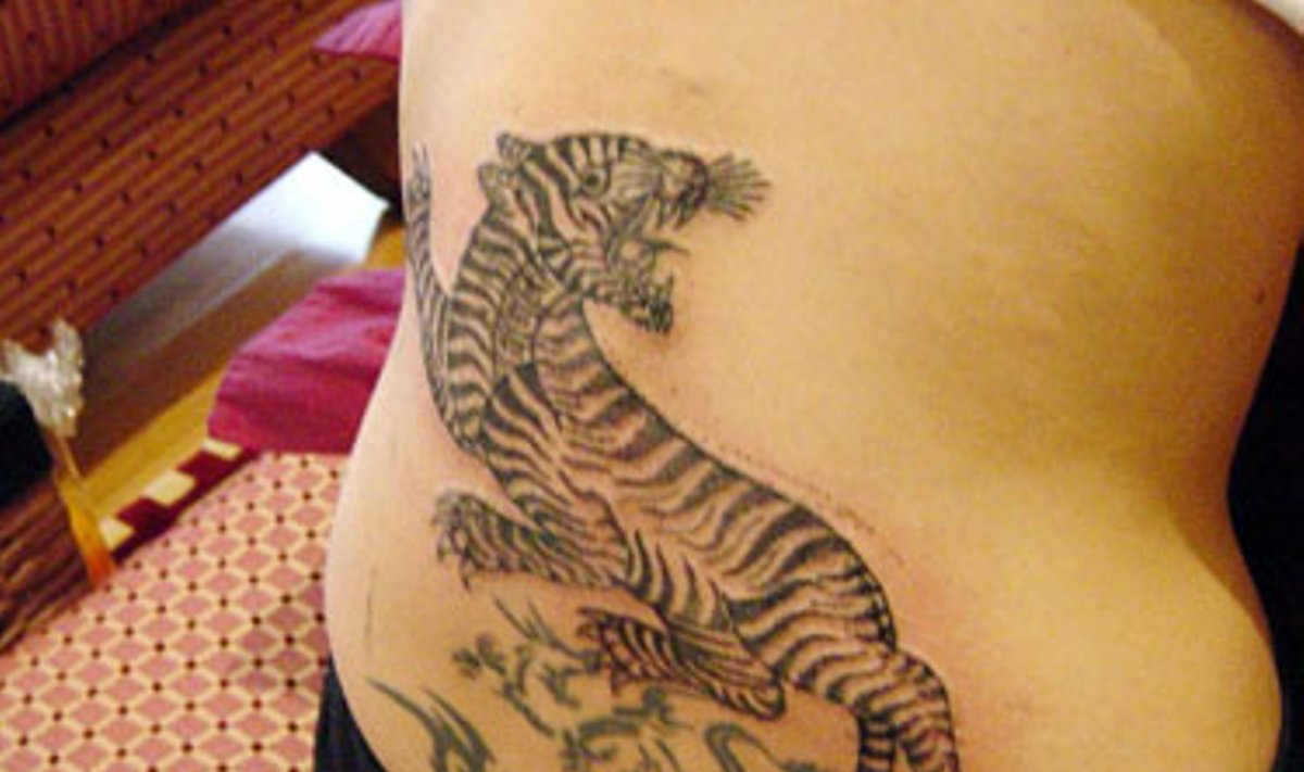 Tailande aktorė Angelina Jolie pasidarė tigro tatuiruotę