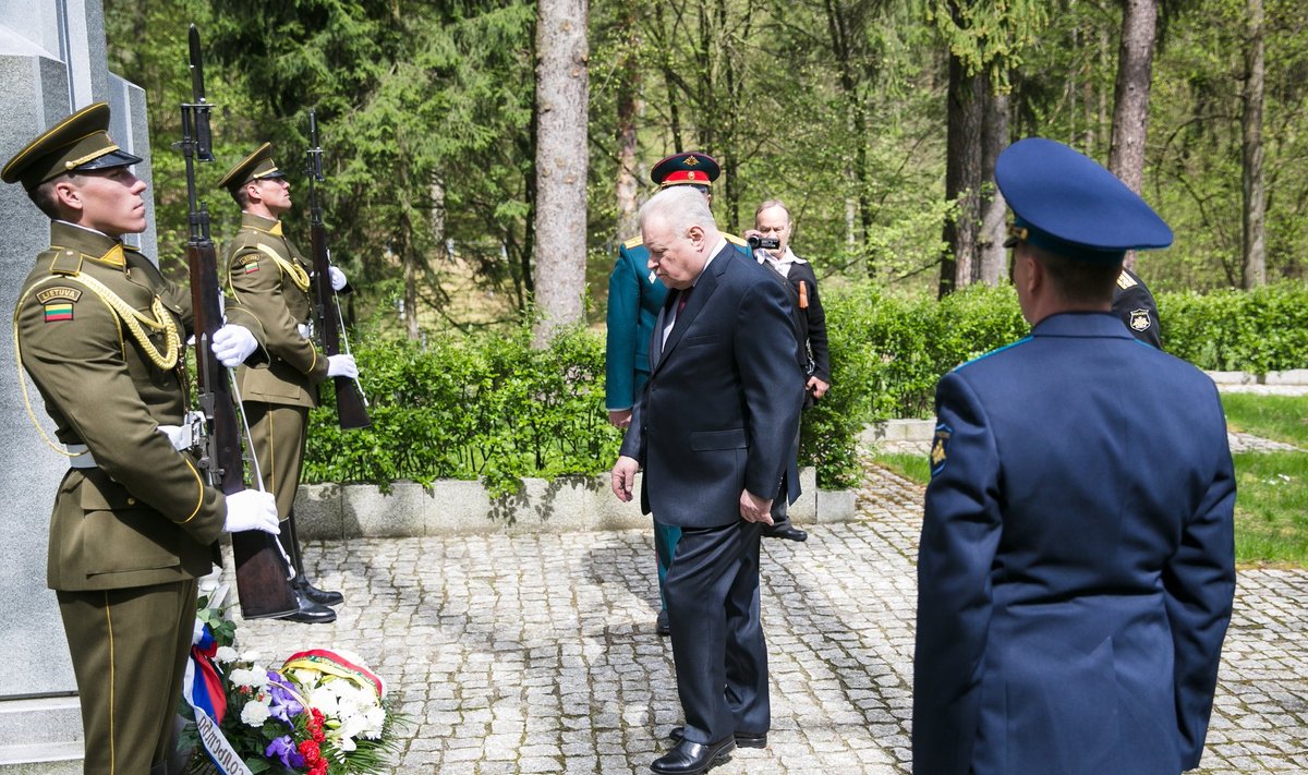 Antrojo Pasaulinio karo aukų pagerbimo ceremonija, Rusijos ambasadorius A. Udalcovas prie paminklo Lietuvos partizanams