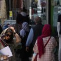 Irano policija išsiuntė įspėjimo pranešimus 2000 moterų, pastebėtų nedėvinčių skarelės