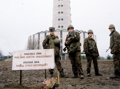 Sovietų desantininkai prie televizijos bokšto 1991 m sausį