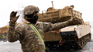 JAV paaiškino, kodėl Ukrainai neperduos tankų „Abrams“