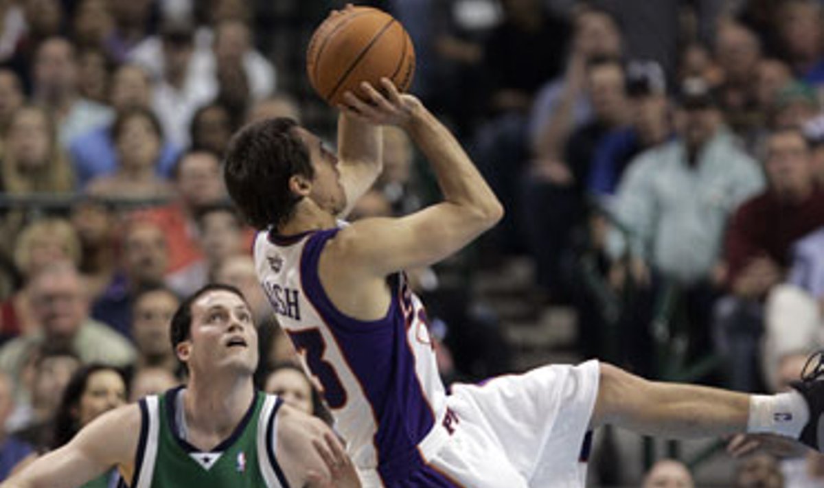 Akrobatiškas NBA Fynikso "Suns" komandos krepšininko Steve'o Nasho metimas į Dalaso "Mavericks" krepšį.