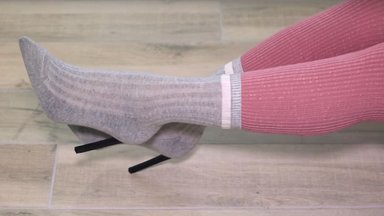 Plinta keista mada – kojinėmis apmauti aukštakulniai