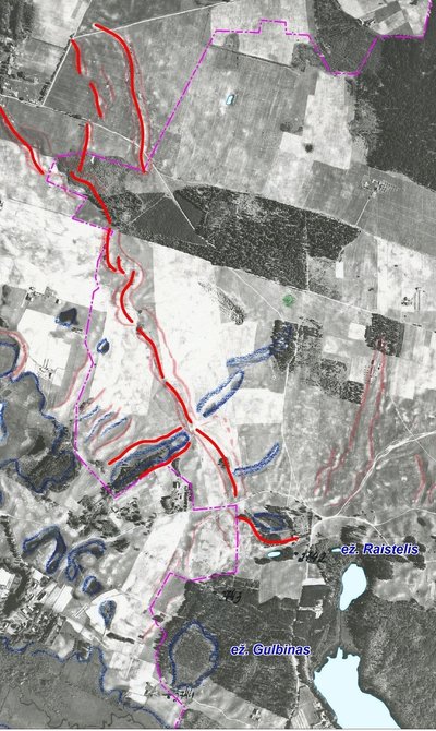 Raudondvario ozas (raudona linija) zandrinėje lygumoje , plytinčioje į šiaurės rytus nuo Žaliųjų ežerų (1952 m. aerofotonuotrauka. Avietinės spalvos linija pažymėta miesto riba)