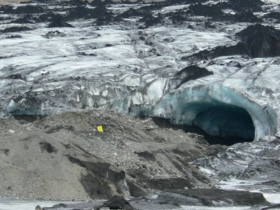 Tunelis ledyno pade, kuriuo tekėję vandenys sunešė vingiuotą gūbrį – ozą. (G. Skridlaitės nuotr., Islandija, 2008)