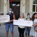 Prie Vidaus reikalų ministerijos susibūrę keliolika Šalčininkų rajono gyventojų protestavo prieš ministerijos planus apgyvendinti migrantus