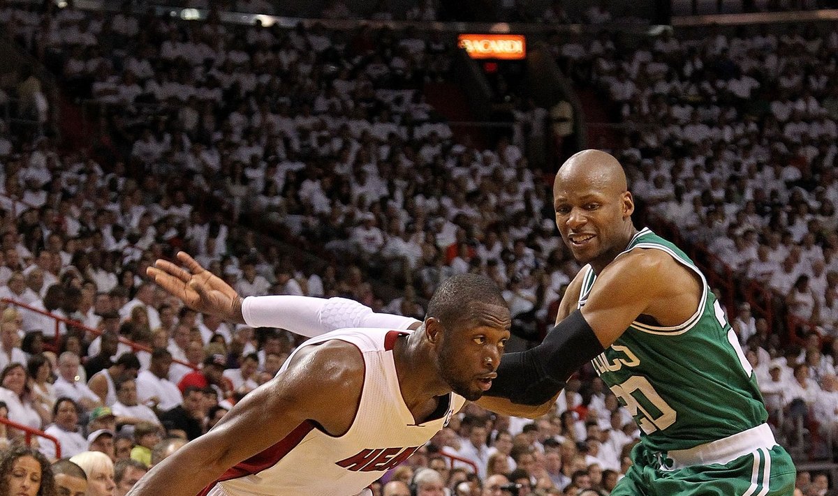 Dwyane'as Wade'as ("Heat") veržiasi pro Ray'ų Alleną ("Celtics") 