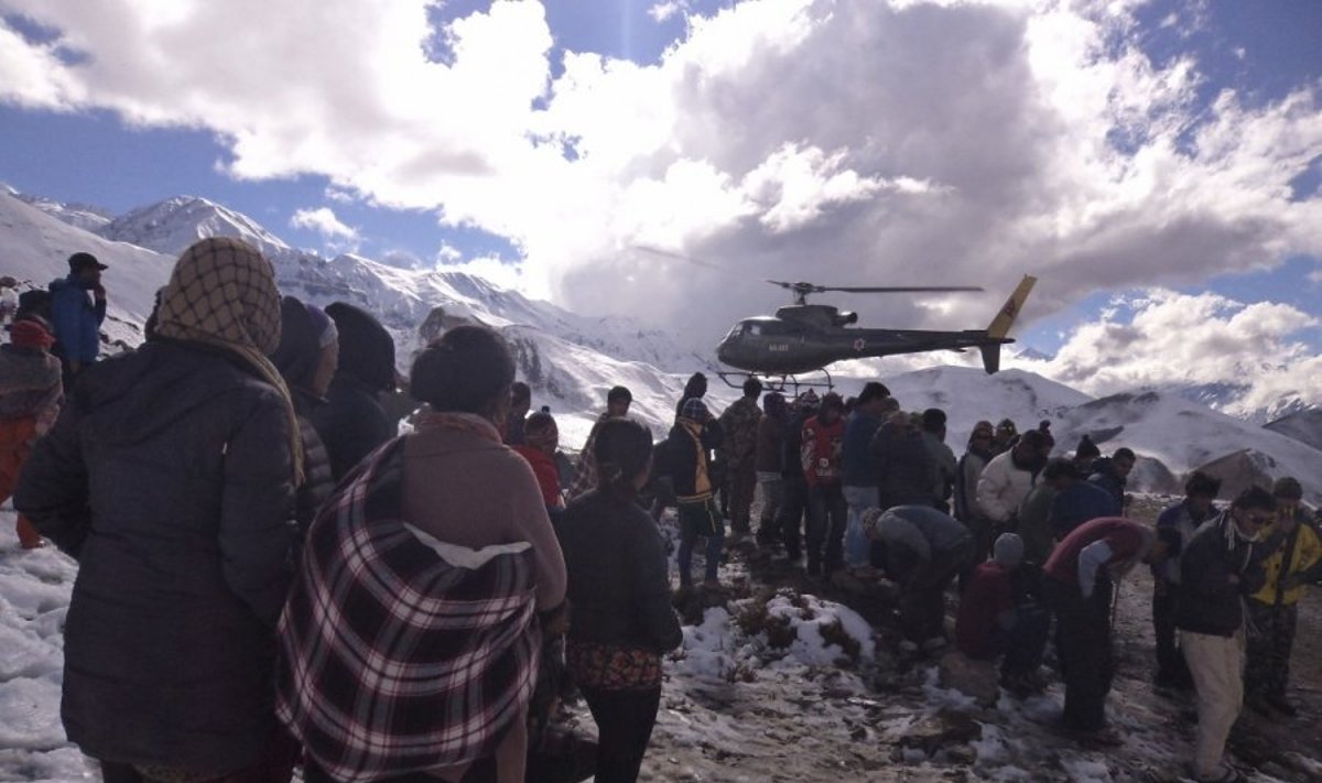 Nepalo Himalajuose gelbėjami pūgos užklupti žmonės