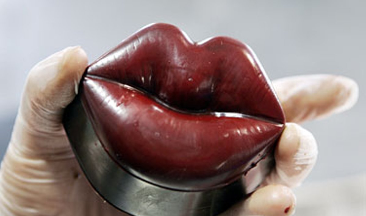 Specialiai Šv. Valentino dienai iš juodojo šokolado pagamintos ir raudonais maistiniais dažais nuspalvintos lūpos.