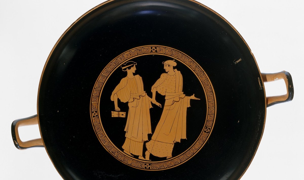 Kilikas, 460–450 pr. Kr. Kairėje pavaizduota mergina neša vaško lenteles ir stilius, jos abi galbūt eina į rašto pamokas