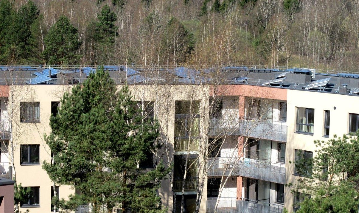 Daugiabutis su saulės jėgaine ant stogo