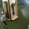 Muziejaus vaizdo kamerų įraše – lankytojai sudaužo retą laikrodį