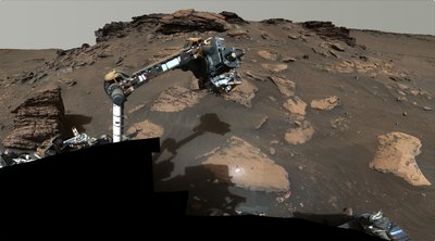 Marsaeigis Perseverance tyrinėja Jezero kraterį Marse. NASA/JPL-Caltech/MSSS