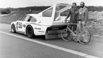 Istoriniai nepavykusio rekordo kadrai: dviračiu įsibėgėti iki "Porsche" greičio