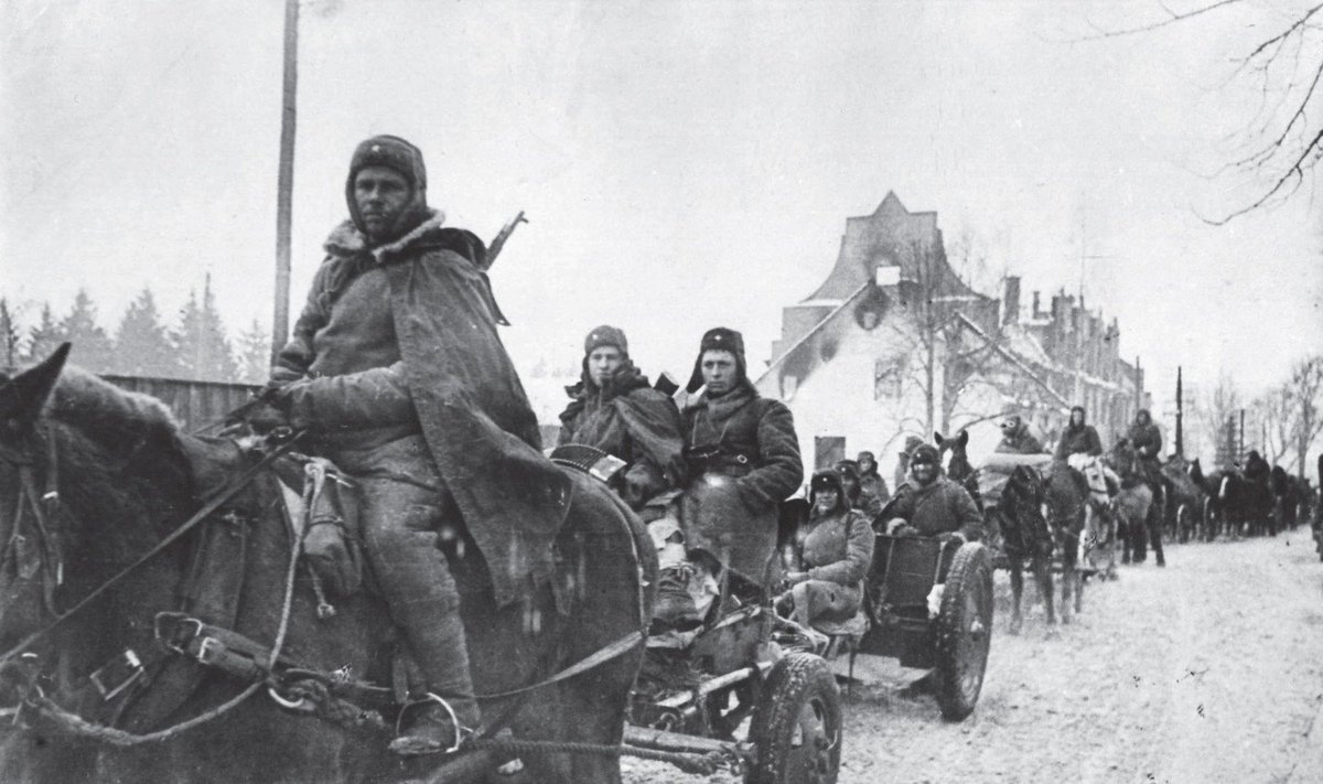 Sovietų gurguolė traukia „išlaisvintos“ Vėluvos (Wehlau, dab. Znamenskas) gatvėmis. Šis svarbus vokiečių gynybos taškas buvo užimtas po ilgų ir sunkių mūšių.