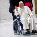 Popiežius Pranciškus viešumoje pasirodė sėdėdamas neįgaliojo vežimėlyje