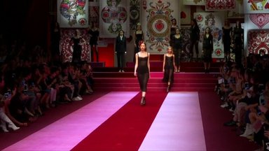 Milano podiumą užkariavo kortų ir daržovių motyvų gausi „Dolce & Gabbana“ kolekcija