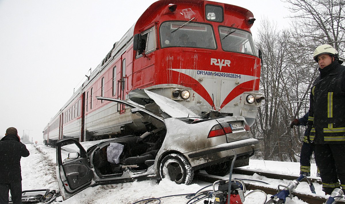 Marijampolėje traukinys apie 150 metrų stūmė ant bėgių sustojusį „Saab“