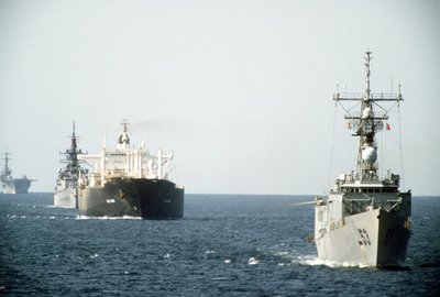 Tanklaivių konvojus lydimas JAV karo laivų 1987 metais