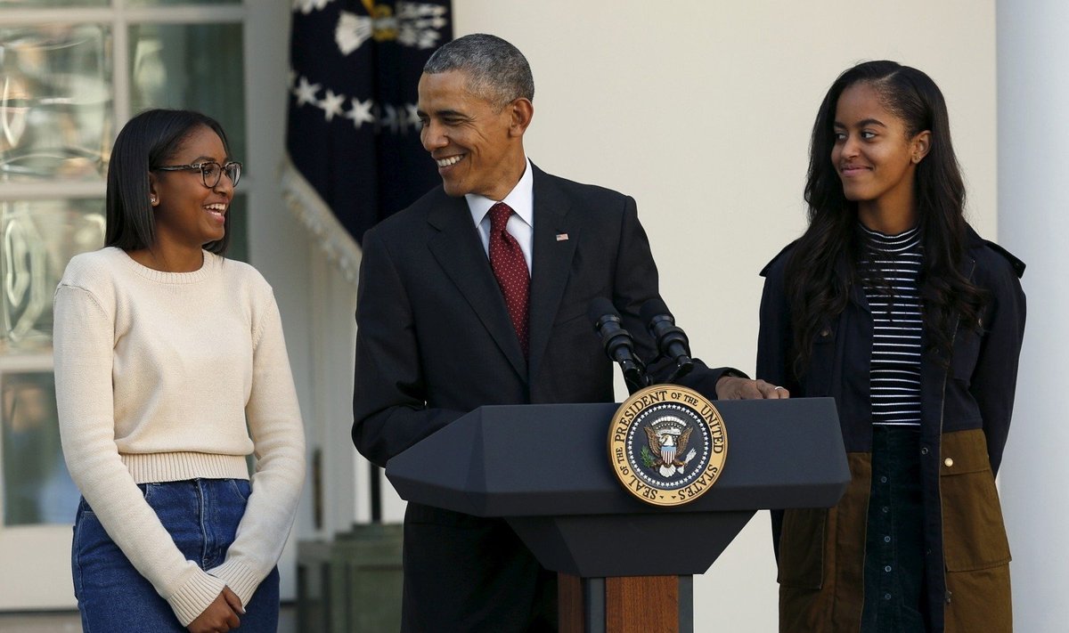 Barackas Obama su dukromis