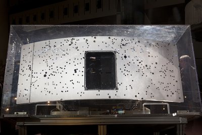 Hubble palydovo kameros apsauginis skydas, nusėtas kraterių, kuriuos sukėlė kosmoso šiukšlės / Eric Long, National Air and Space Museum nuotr.