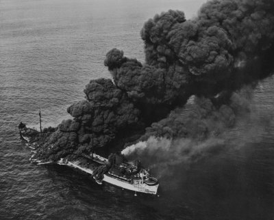Vokiečių torpeduoto amerikiečių tanklaivio dūmų stulpai. 