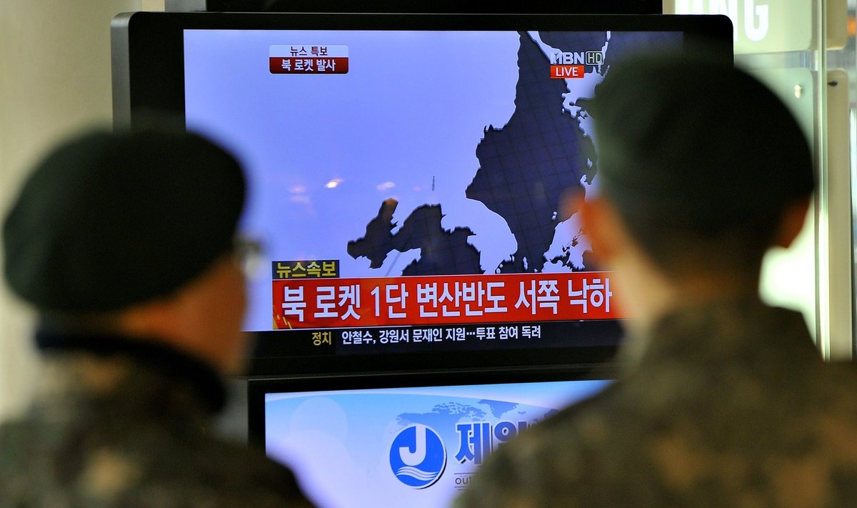 Pietų korėjiečiai stebi Šiaurės Korėjos raketos paleidimą