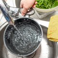 Praktiški virtuvės patarimai: 5 būdai, kaip lengvai nuvalyti pridegusius puodus ir keptuves