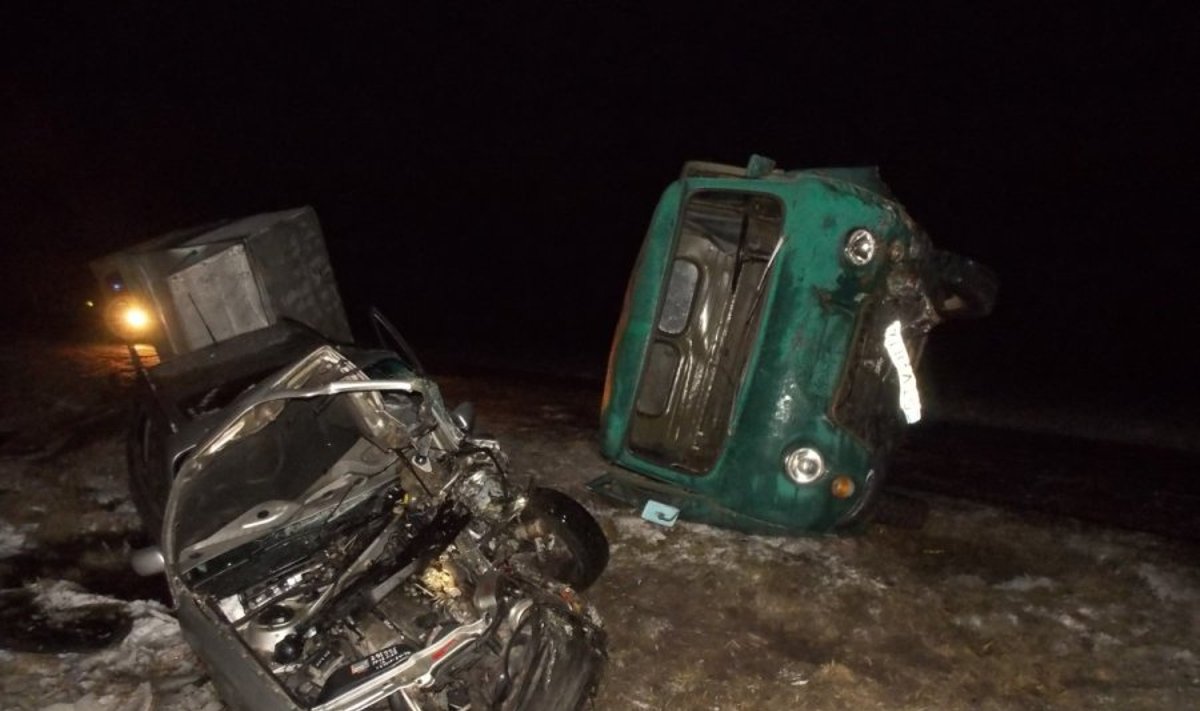 Vogtu UAZ sprukęs vairuotojas sukėlė skaudžią avariją 