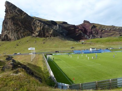 Futbolo stadionas Heimaėjaus saloje vos įsispraudžia tarp vulkaninės kilmės uolų (Extreme Football Tourism nuotr.)