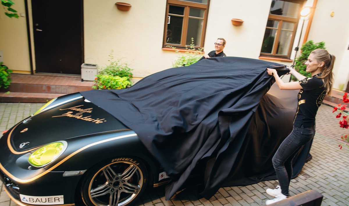 A.Beliakaitė pristatė savo puoštą "Porche" automobilį (T.Šimkaus nuotr.)