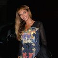Karjeros pradžioje Beyonce tenkinosi pritariančiosios vokalistės vaidmeniu