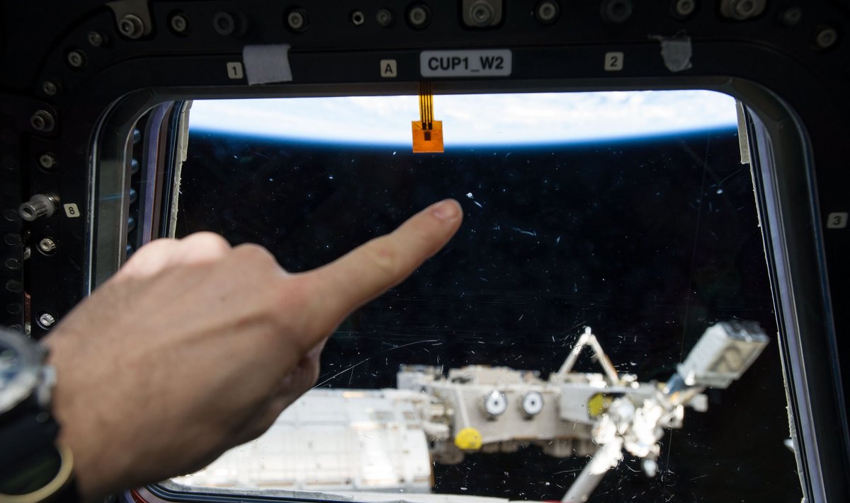 Tarptautinės kosminės stoties lange užfiksuotas įskilimas, kurį sukėlė kosmoso šiukšlė / NASA nuotr.