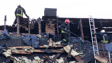Vilniuje namas dega atvira liepsna, pranešta, kad smogė žaibas 