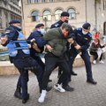 Rumunijoje protestai prieš ribojamąsias priemones virto susirėmimais su pareigūnais