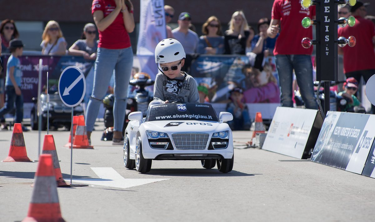 Elektromobilių vaikų lenktynės