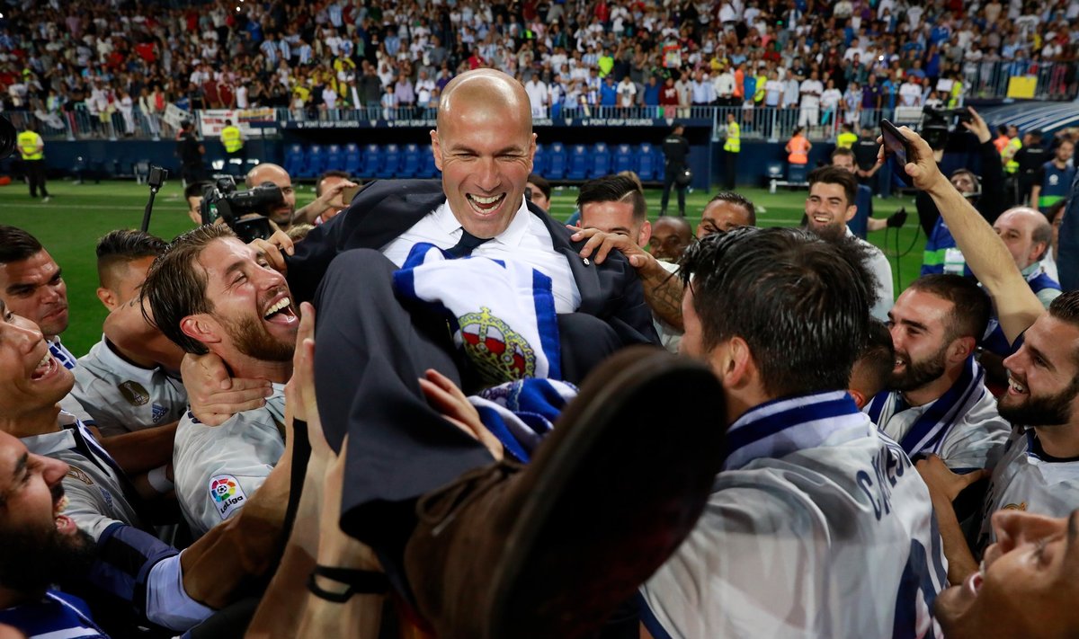 Madrido "Real" strategas Zinedine'as Zidane'as ant savo auklėtinių rankų