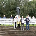 Keliolika socialdemokratų prie Cvirkos paminklo Vilniuje mitingavo prieš jo nukėlimą
