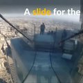 Nusileidimas drąsiems: dangoraižyje įrengta čiuožykla iš stiklo