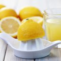 Penkios svarios priežastys, kodėl turėtumėte vandenį paskaninti citrina