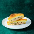 Tuno sumuštinis su sūriu – labai sotus