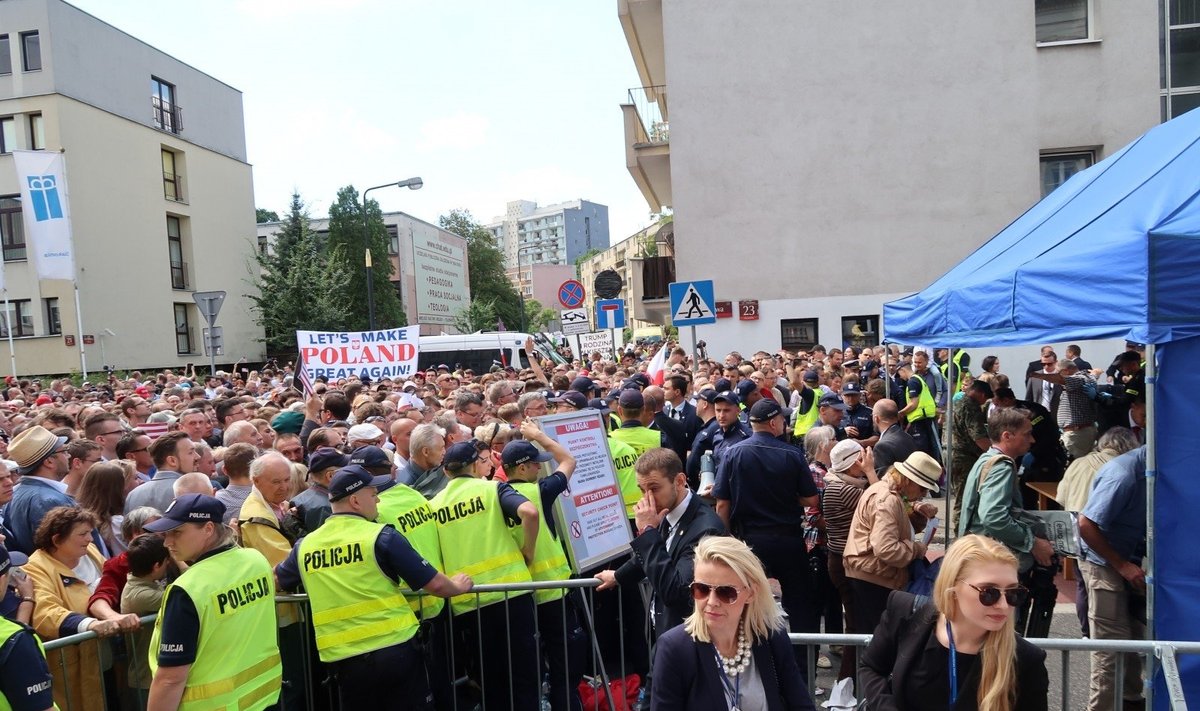 Varšuvoje susidūrė D. Trumpo rėmėjai ir protestuotojai prieš JAV prezidentą