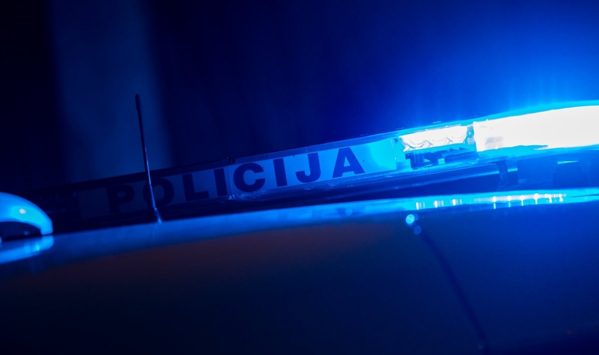 Naujojoje Vilnioje susidūrė 3 automobiliai: dvi sužalotas ir prispaustas moteris vadavo gelbėtojai